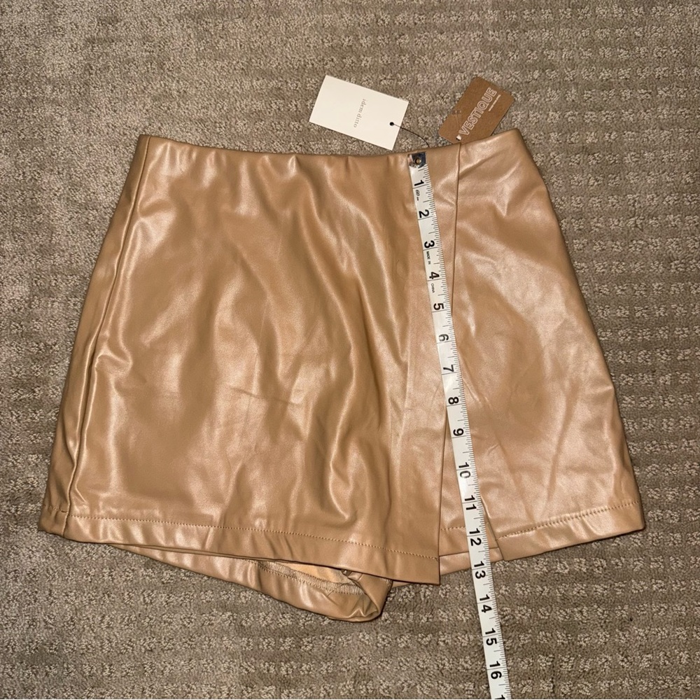 NWT Vestique Boutique Faux Leather Envelope Skort Tan Size Small - Picture 9 of 9